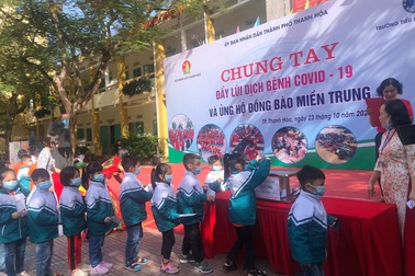 Cô trò xứ Thanh quyên góp, gửi yêu thương tới các bạn học sinh vùng lũ