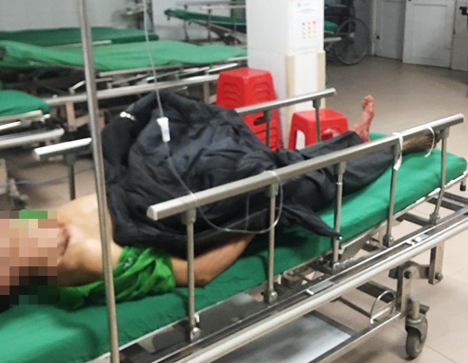 Người đàn ông được đưa đến bệnh viện cùng… 1 đoạn ruột đựng trong túi bóng - 1