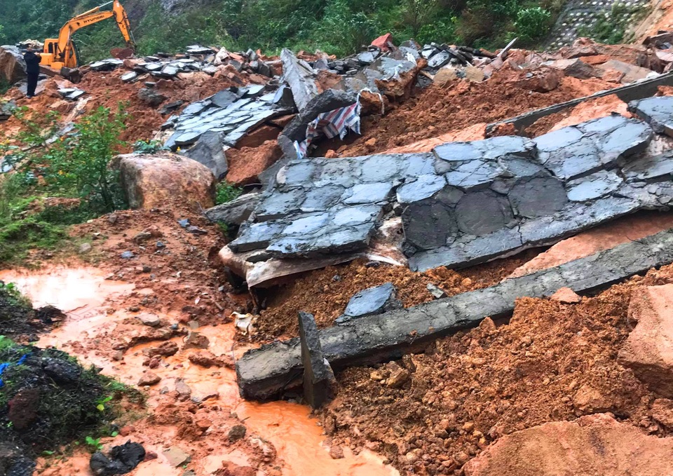 Sạt lở chặt đứt đường vào khu du lịch - 2 Sạt lở chặt đứt đường vào khu du lịch - 2