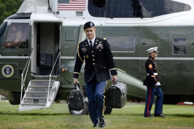 Vali hạt nhân luôn đi cùng Tổng thống Mỹ như hình với bóng