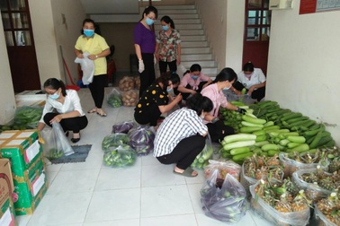 Người dân Ba Tri gói ghém củ quả, trứng, cá khô "tiếp sức" cho TPHCM