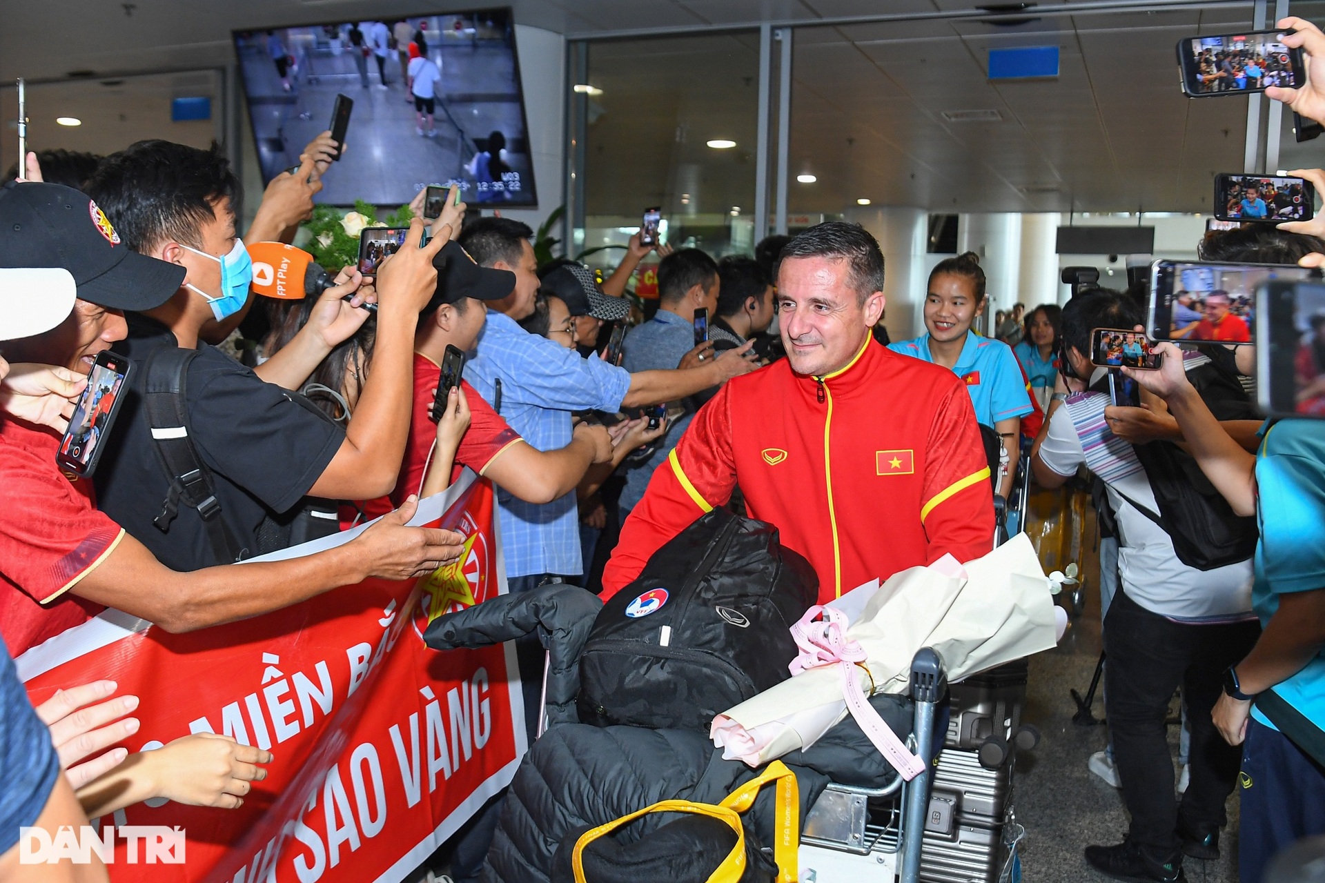 Tuyển nữ Việt Nam rạng rỡ ngày về nước, HLV Mai Đức Chung nhận quà đặc biệt - 5