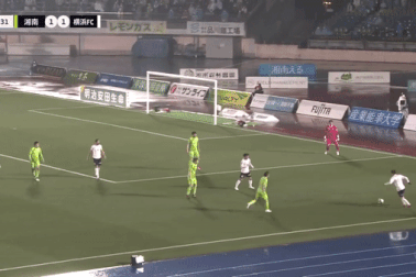 Đồng đội của Công Phượng có pha đá phản lưới nhà gây sửng sốt