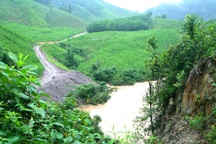 Thủy điện “chặn” đường lên rẫy của dân