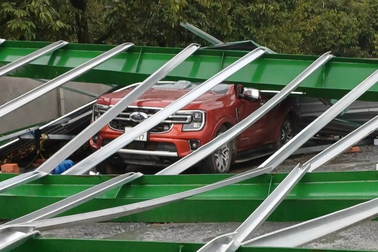 Nhà thầu bị khởi tố vì để sập nhà kho sầu riêng, 2 người bị thương