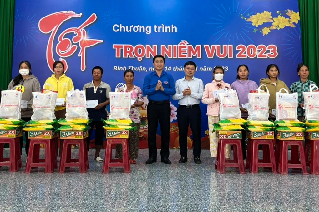 Trao quà Tết, thẻ BHYT cho người dân ở nhiều tỉnh thành - 1 Trao quà Tết, thẻ BHYT cho người dân ở nhiều tỉnh thành - 1
