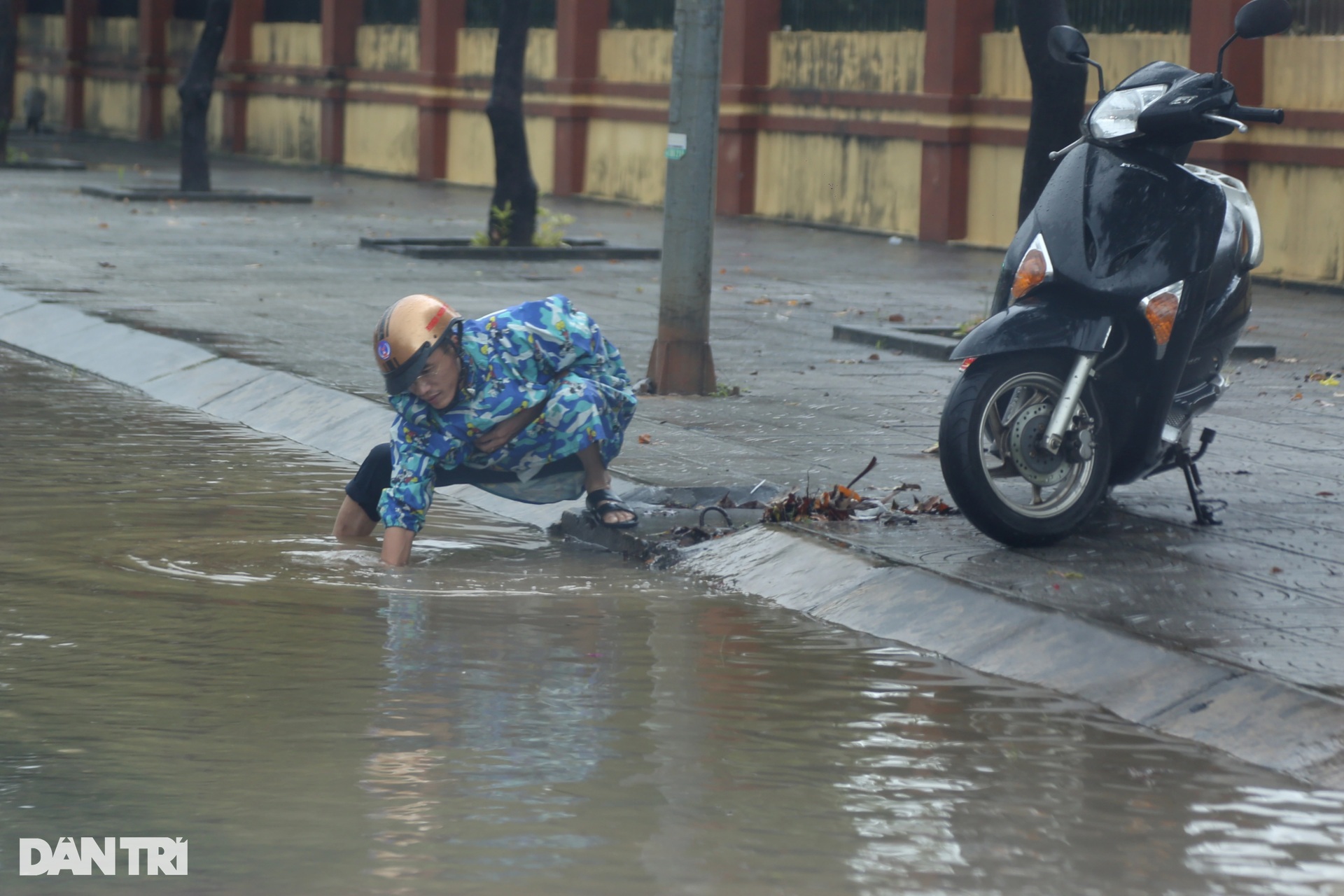 Mưa như trút nước, đường phố Đồng Hới biến thành sông - 10 Mưa như trút nước, đường phố Đồng Hới biến thành sông - 10