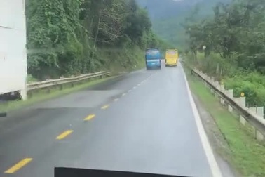 Tài xế xe khách "vượt bạt mạng", uy hiếp an toàn của hành khách và xe khác