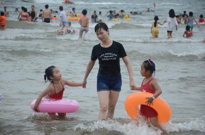 Nhiá»u gia ÄÃ¬nh dáº«n theo con nhá» vui chÆ¡i, táº¯m biá»n.
