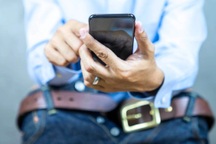 Vợ nổi giận vì chồng ngồi 4 tiếng mỗi ngày trong nhà tắm khóa trái cửa