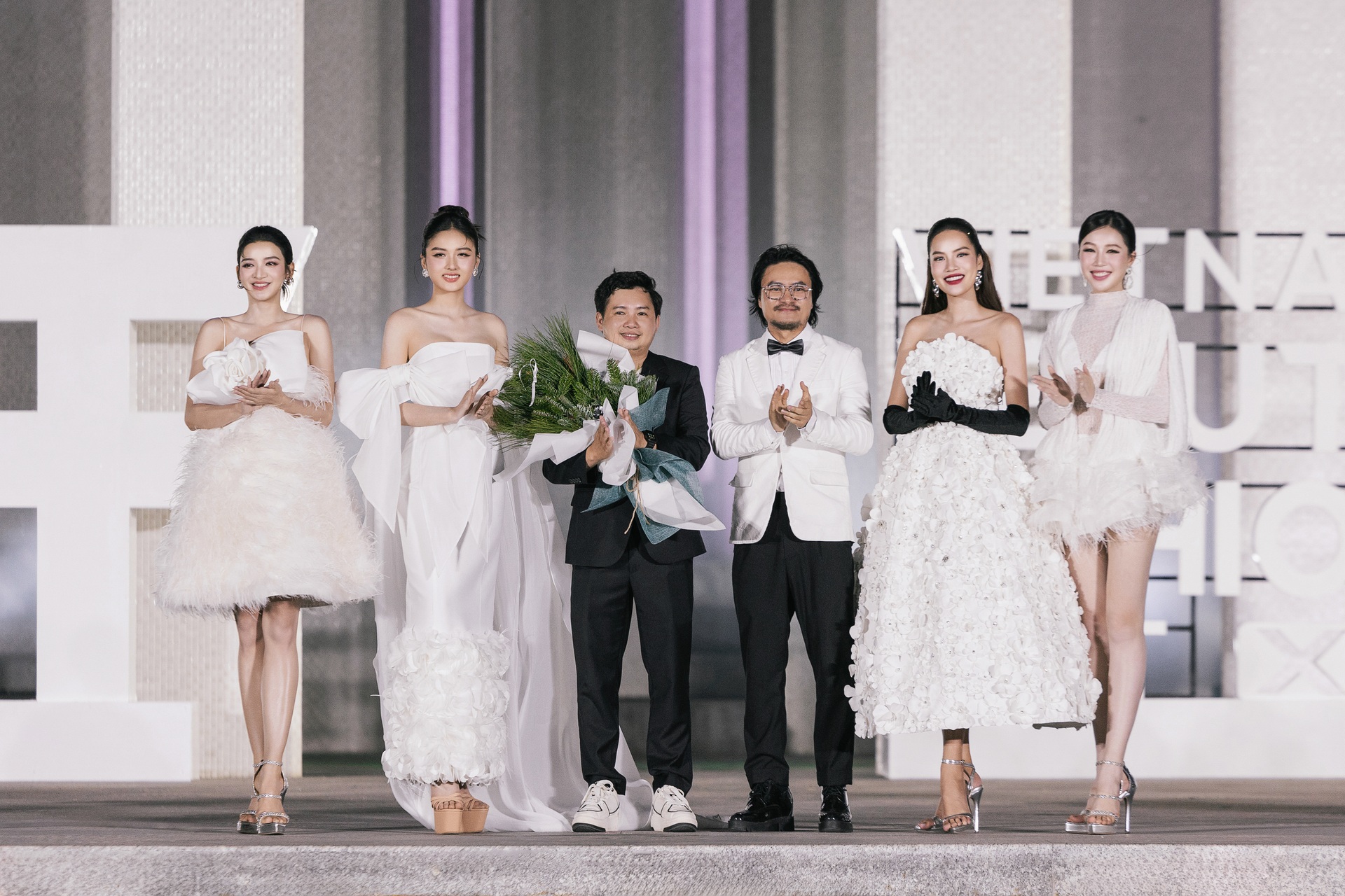 កញ្ញា ឡេ ហ័ងភឿង បង្ហាញស្មាទទេរបស់នាង ក្លាយជាឈុតឆាកនៃកម្មវិធីបង្ហាញម៉ូដ - ៨ Hoa hậu Lê Hoàng Phương khoe vai trần, làm vedette show thời trang - 8