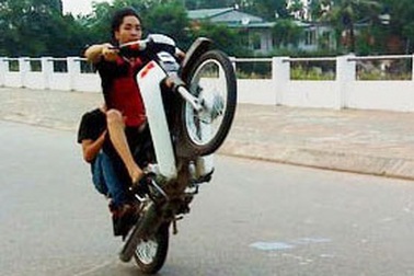 Trai ngông gái liều đùa với mạng sống