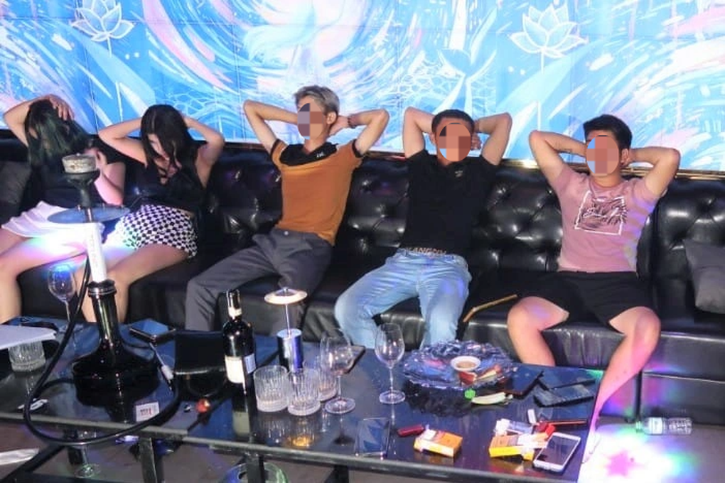 57 nam nữ thanh niên phê ma túy trong quán bar Jet Lounge - 1 57 nam nữ thanh niên phê ma túy trong quán bar Jet Lounge - 1