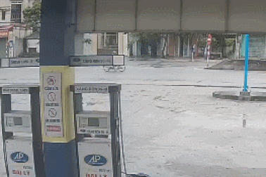 Xe máy sang đường không quan sát gây tai nạn liên hoàn