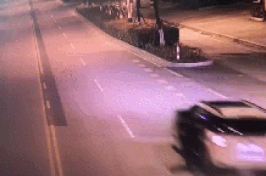 Vợ lái xe, chồng say rượu ngồi ghế sau bị rơi xuống đường