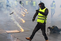 Người “Áo vàng” xuống đường, bạo động tiếp diễn ở Pháp