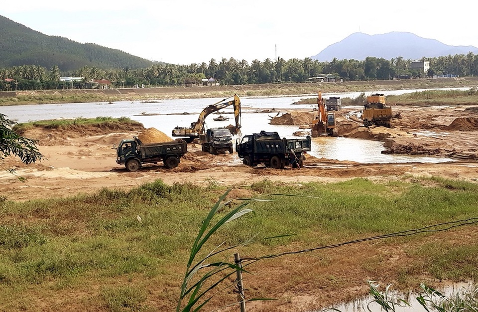 Núp bóng dự án, ồ ạt khai thác cát trên sông Lại Giang - 1 Núp bóng dự án, ồ ạt khai thác cát trên sông Lại Giang - 1