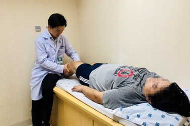 Bị xe máy đè gối, cả tháng mới biết đứt dây chằng