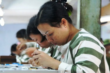 Một ngày của những nữ tù làm lông mi giả ở Huế