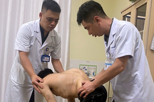 Thiếu niên 16 tuổi lưng gồ lên như "mai rùa"