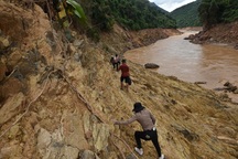 Vượt thác ghềnh, leo núi vào bản bị chia cắt lâu nhất ở tâm lũ