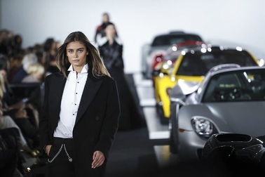 Taylor Hill sải bước lôi cuốn