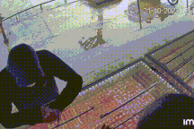 Trùm đầu, bịt kín mặt vào tiệm vàng, giả mua hàng rồi cướp