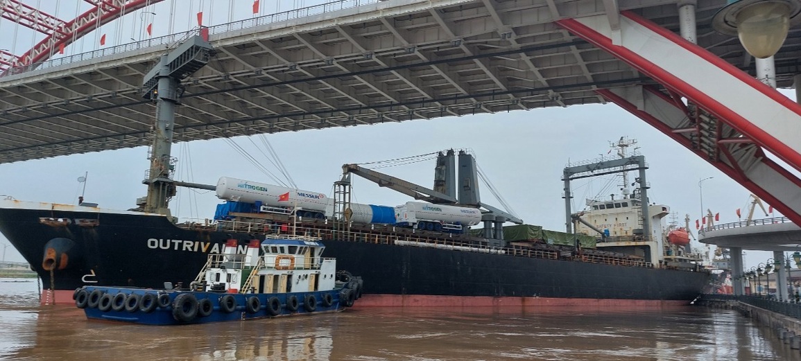 Tàu biển khủng bất ngờ chui vào gầm cầu hiện đại nhất Hải Phòng - 1 Tàu biển khủng bất ngờ chui vào gầm cầu hiện đại nhất Hải Phòng - 1