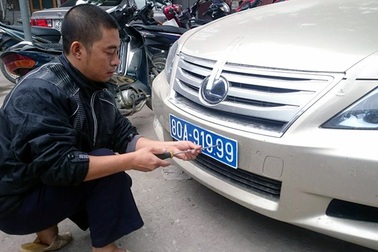 Phát hiện xe trùng biển số với xe của nguyên Ủy viên Bộ Chính trị