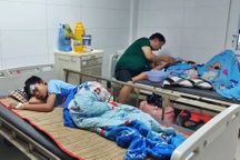 Vụ nhập viện sau bữa cơm ở trường: "Học sinh nằm la liệt, tôi thấy sợ"