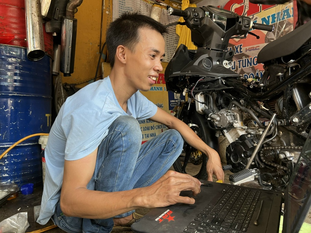 Tiệm sửa xe hoàn lương của chàng trai có tuổi trẻ lầm lỗi - 3 Tiệm sửa xe hoàn lương của chàng trai có tuổi trẻ lầm lỗi - 3