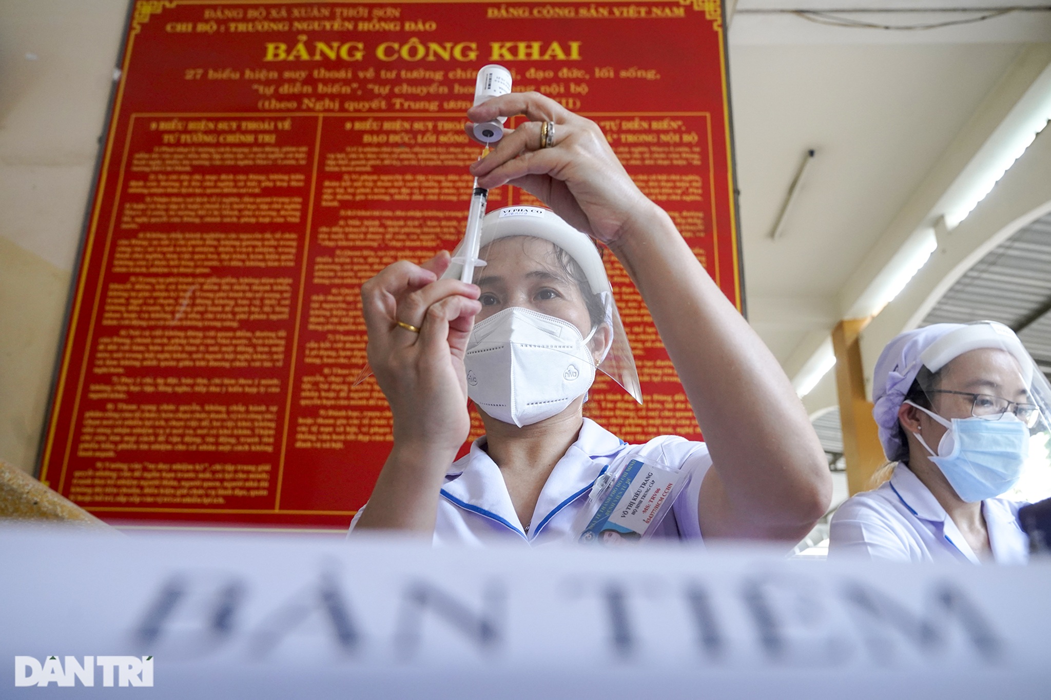 Nhiều người dân TPHCM phải hoãn tiêm vắc xin vì huyết áp cao, bệnh nền - 10 Nhiều người dân TPHCM phải hoãn tiêm vắc xin vì huyết áp cao, bệnh nền - 10