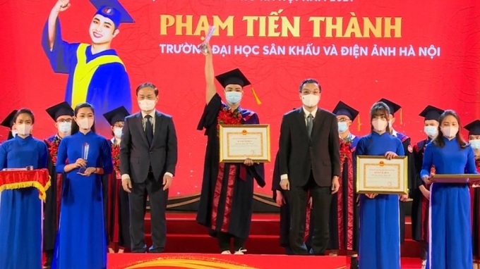 Chủ tịch UBND thành phố Hà Nội Chu Ngọc Anh và Thứ trưởng Bộ GD&T Hoàng Minh Sơn trao bằng khen cho các thủ khoa.