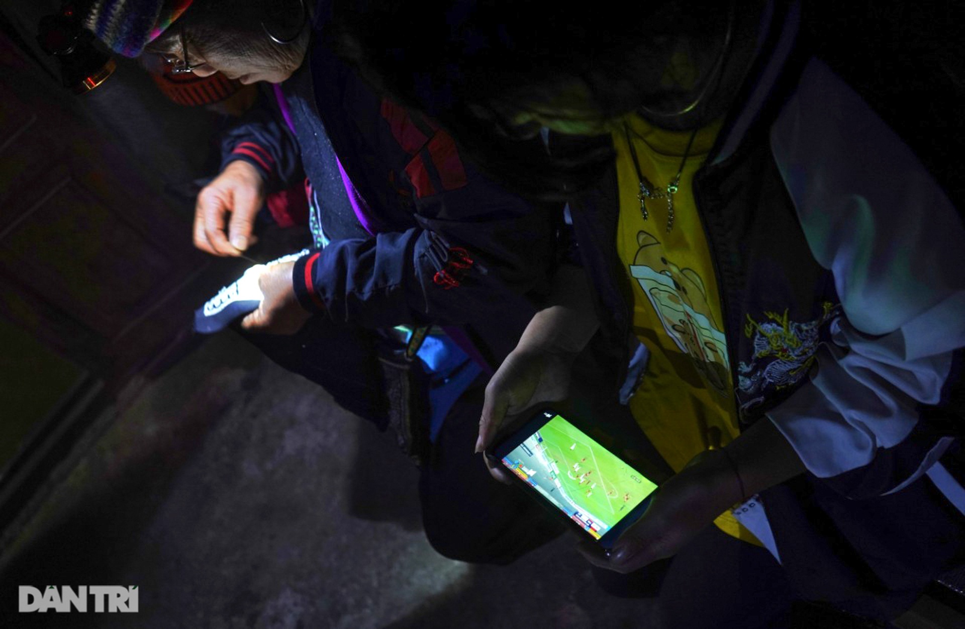 Người hâm mộ gục đầu tiếc nuối khi Việt Nam trở thành cựu vương tại AFF Cup - 11 Người hâm mộ gục đầu tiếc nuối khi Việt Nam trở thành cựu vương tại AFF Cup - 11