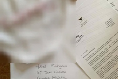 Bất bình vì lệnh phong tỏa, nhiều cửa hàng gửi đồ lót cho Thủ tướng Pháp