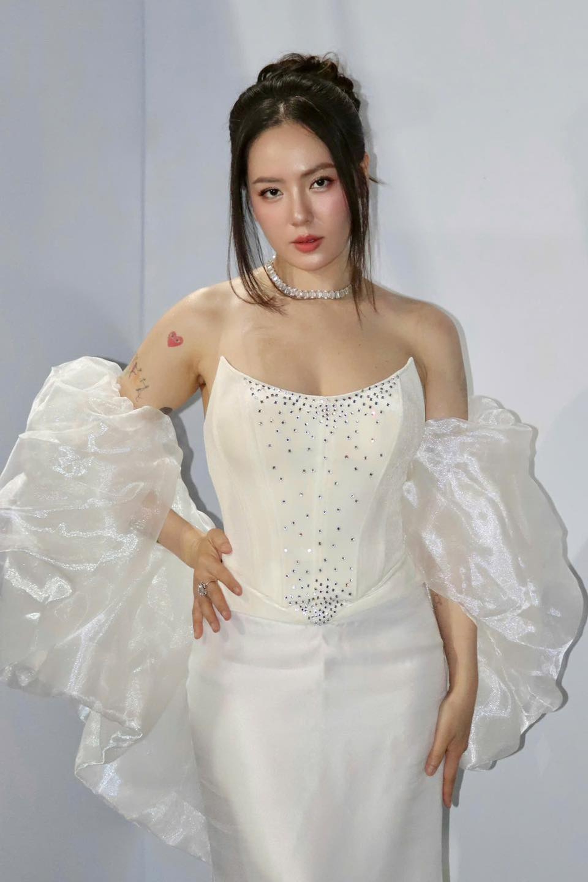 Phương Linh tuổi 41: Nhan sắc mặn mà, tự tin khoe tóc bạc, da rạn - 6 Phương Linh tuổi 41: Nhan sắc mặn mà, tự tin khoe tóc bạc, da rạn - 6