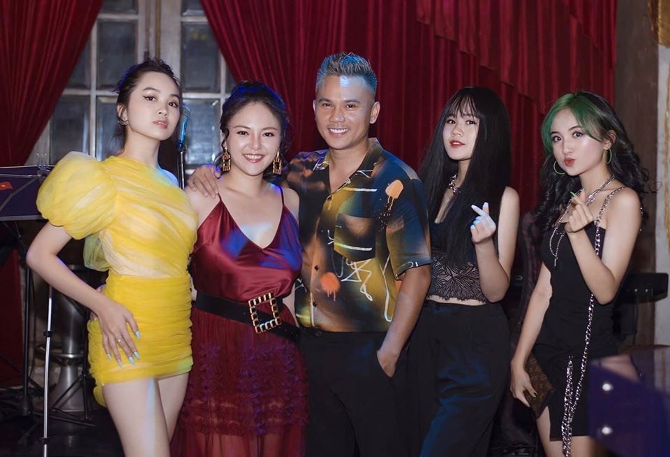 Bà xã Tú Dưa tiết lộ: “Chồng tôi được lộc bạn bè ngoài lộc vợ con” - 5 Bà xã Tú Dưa tiết lộ: “Chồng tôi được lộc bạn bè ngoài lộc vợ con” - 5