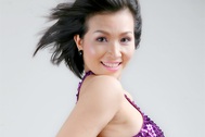 Ca sĩ Hoàng Dung tươi trẻ với soóc ngắn