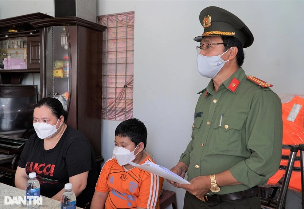 Công an băng đồng, vượt sông mang tình thương cho em hậu Covid - 1 Công an băng đồng, vượt sông mang tình thương cho em hậu Covid - 1