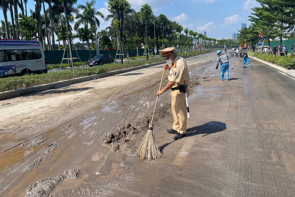 Ô tô chở dầu diesel vỡ téc, tràn ra đường Lê Quang Đạo kéo dài - 2 Ô tô chở dầu diesel vỡ téc, tràn ra đường Lê Quang Đạo kéo dài - 2