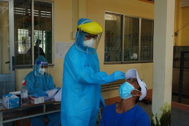 Tình nguyện viên Cần Thơ vượt sông từ tờ mờ sáng để "truy" F0