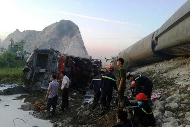 Cảnh sát PCCC trắng đêm cứu hộ vụ lật tàu hỏa