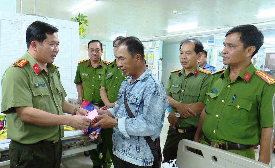 Nghi phạm đốt nhà dân khiến 3 người bị thương đã bị bắt - 3 Nghi phạm đốt nhà dân khiến 3 người bị thương đã bị bắt - 3