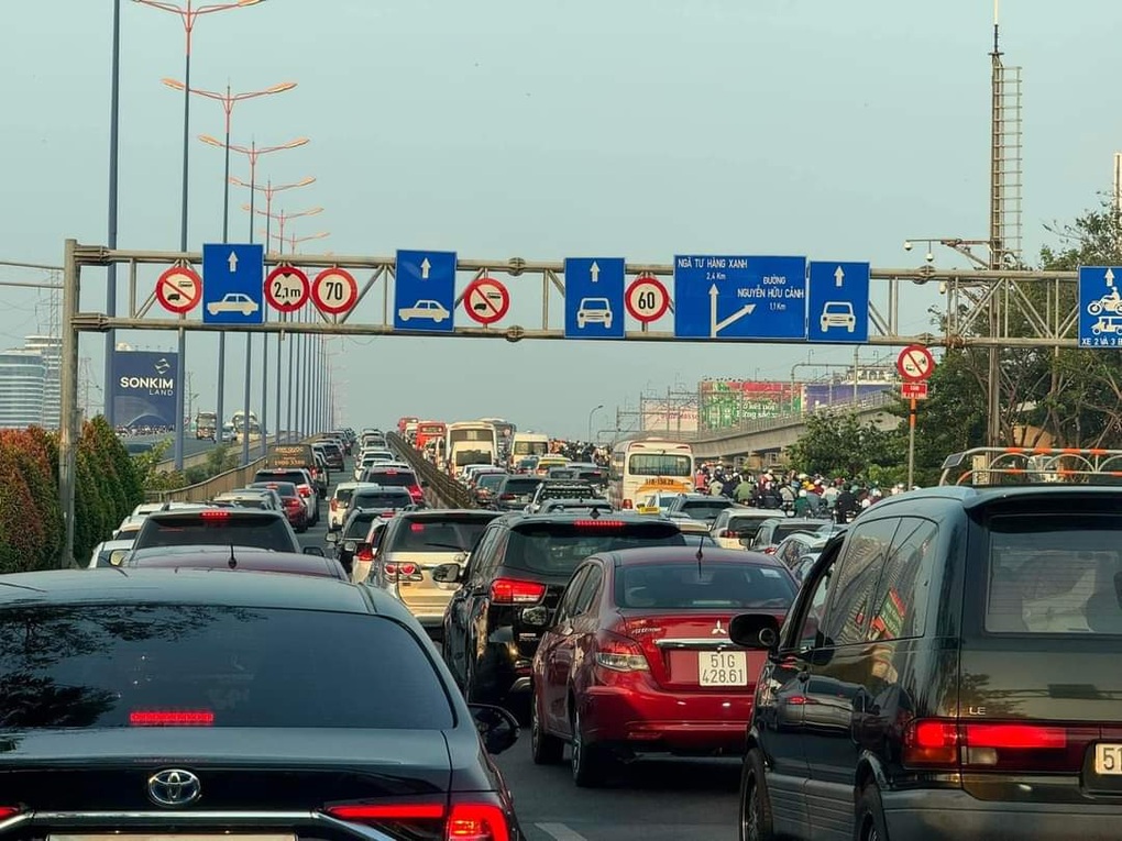 Xe container húc dải phân cách cầu Sài Gòn, giao thông ùn tắc hơn 2km - 2 Xe container húc dải phân cách cầu Sài Gòn, giao thông ùn tắc hơn 2km - 2