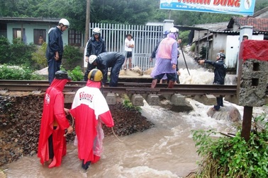 Đường sắt tê liệt, quốc lộ 1 tan hoang trên Đèo Cả - Cổ Mã