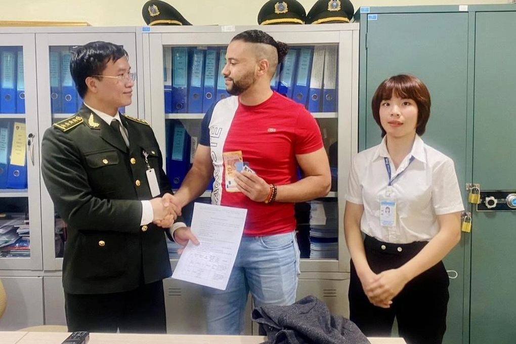 Hà Nội: Khách bỏ quên áo khoác chứa 2.300 Euro ở sân bay Nội Bài - 1 Hà Nội: Khách bỏ quên áo khoác chứa 2.300 Euro ở sân bay Nội Bài - 1
