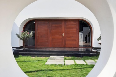 Khó rời mắt với ngôi nhà hình khối độc lạ của cặp vợ chồng ở  Đắk Lắk