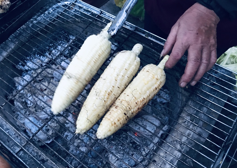 Độc đáo nghề bán cái bụng ấm cho khách du lịch giữa phố ngàn hoa - 2