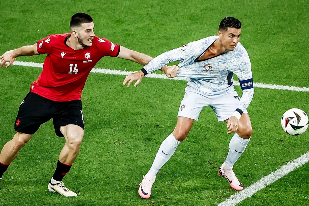 Trọng tài bị chỉ trích dữ dội vì từ chối quả phạt đền của C.Ronaldo - 2