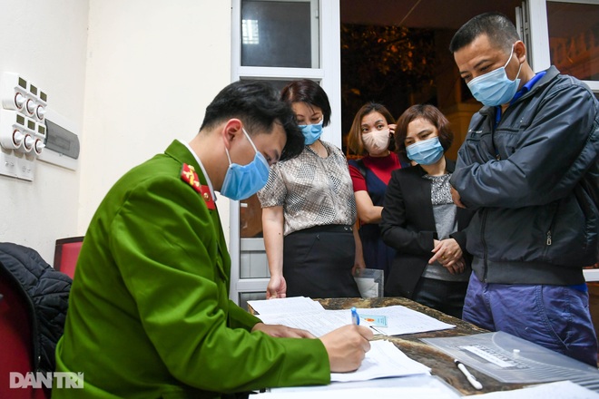 Công an Hà Nội xuyên đêm phục vụ người dân làm thẻ căn cước gắn chip - 17 Công an Hà Nội xuyên đêm phục vụ người dân làm thẻ căn cước gắn chip - 17